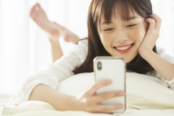 スマホを持つ女性