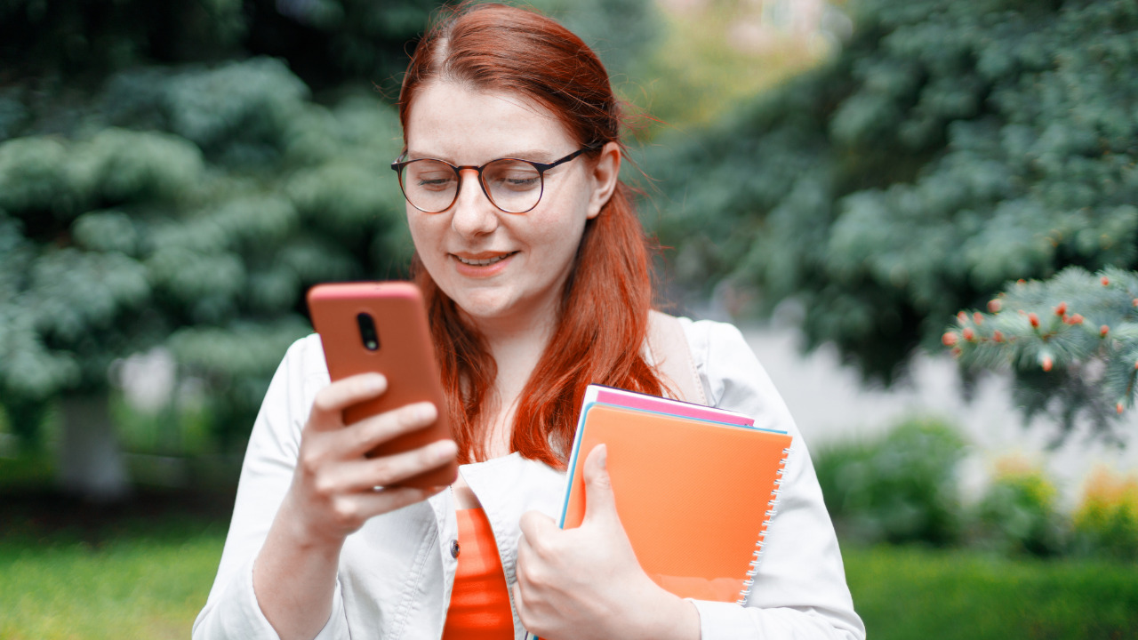 スマホを操作する女性