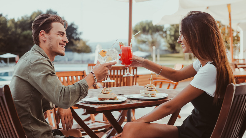 男女 お酒飲んでいる