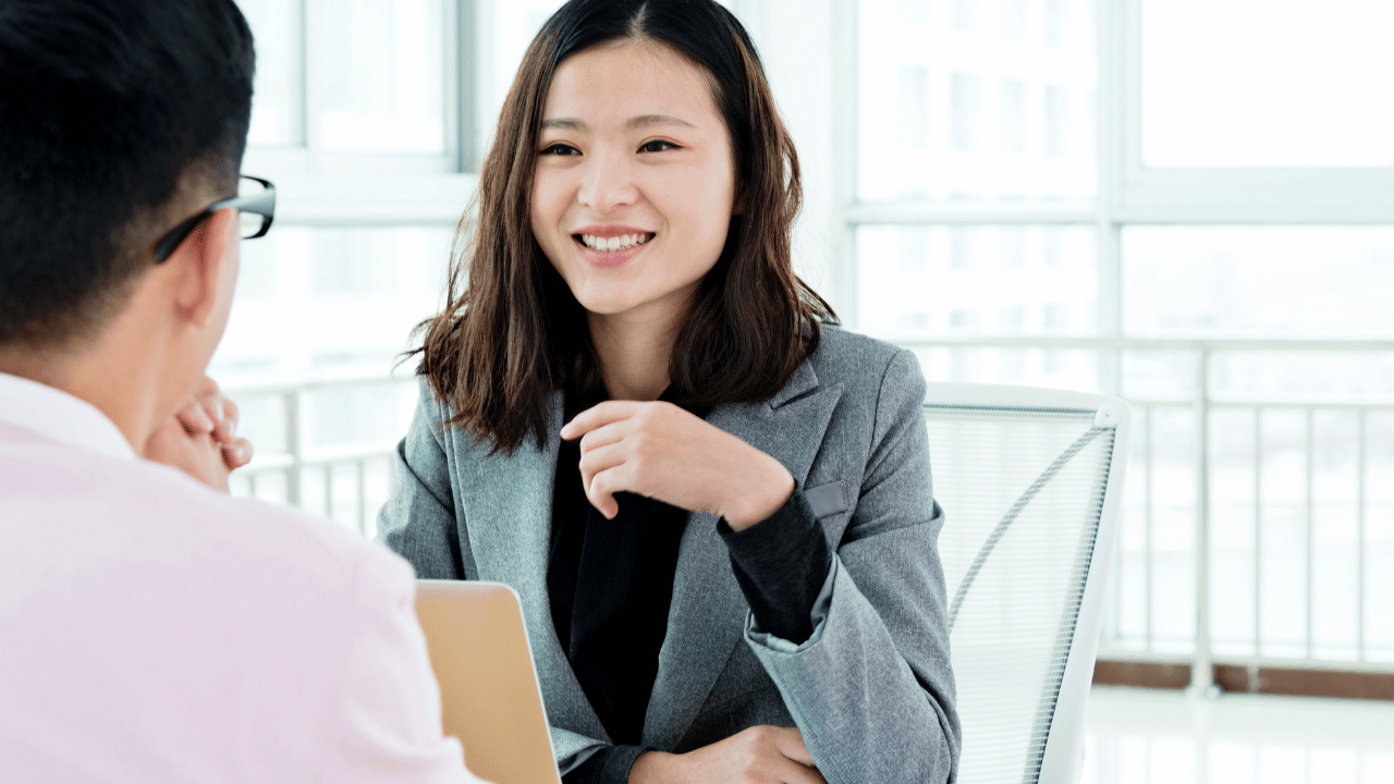 男性と話してる女性