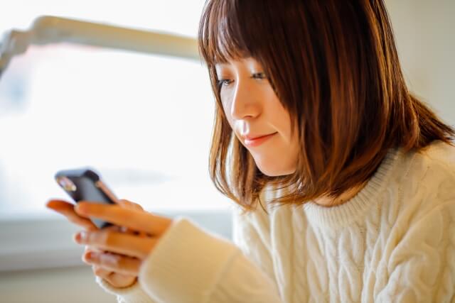 スマホを操作する女性