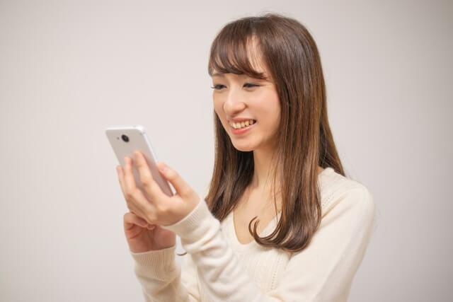 スマホを持つ女性