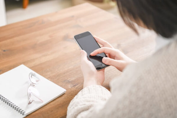 スマホを触る女性