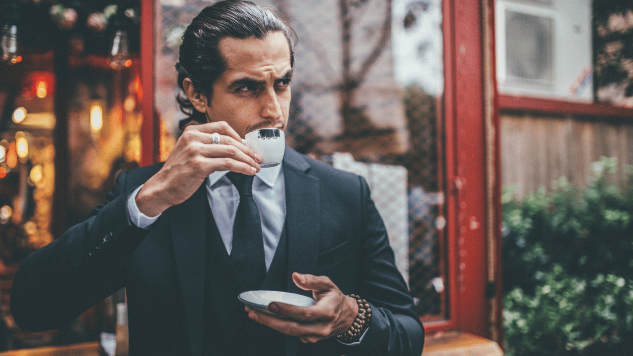 紅茶を飲んでる男性