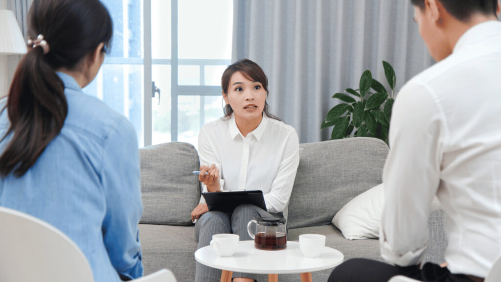 男女で面談してる人