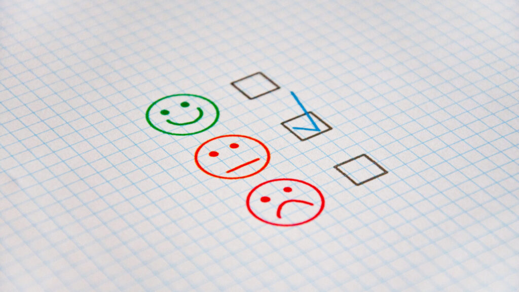 良い・普通・悪いの顔マークが並ぶ評価イメージ