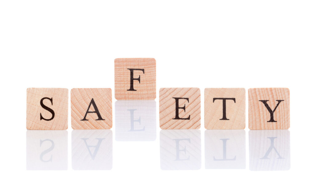 SAFETYの文字が並んだ木製ブロック
