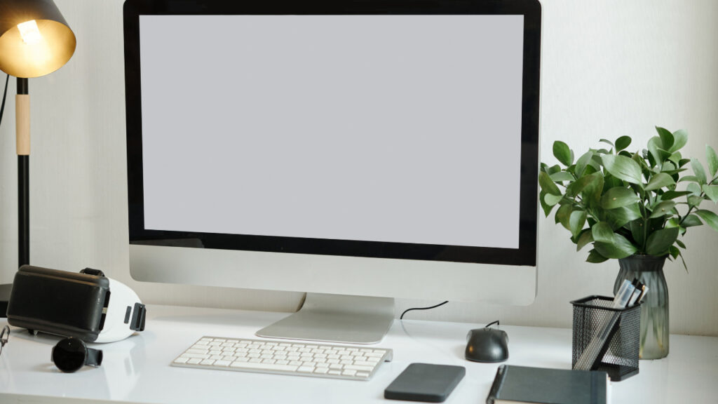 デスクトップパソコンが置かれたおしゃれなデスク