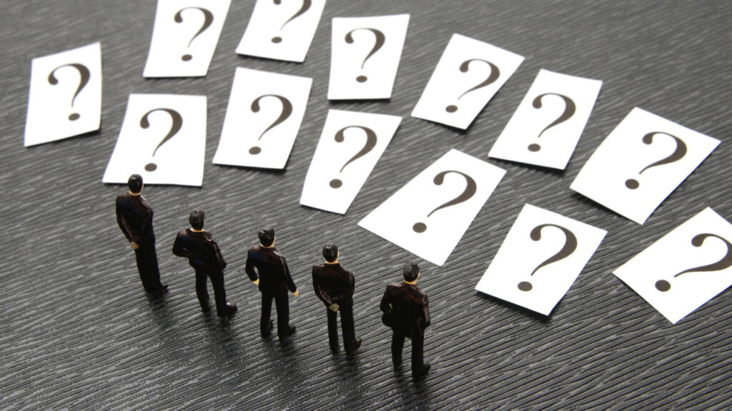 メロジョイスクイーズのよくある質問を表すはてなマークとミニチュア人形