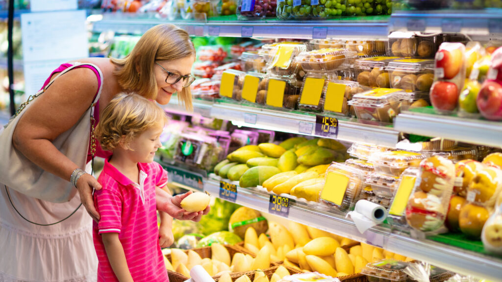 メロジョイスクイーズの購入場所を表す店頭で商品を選ぶ親子