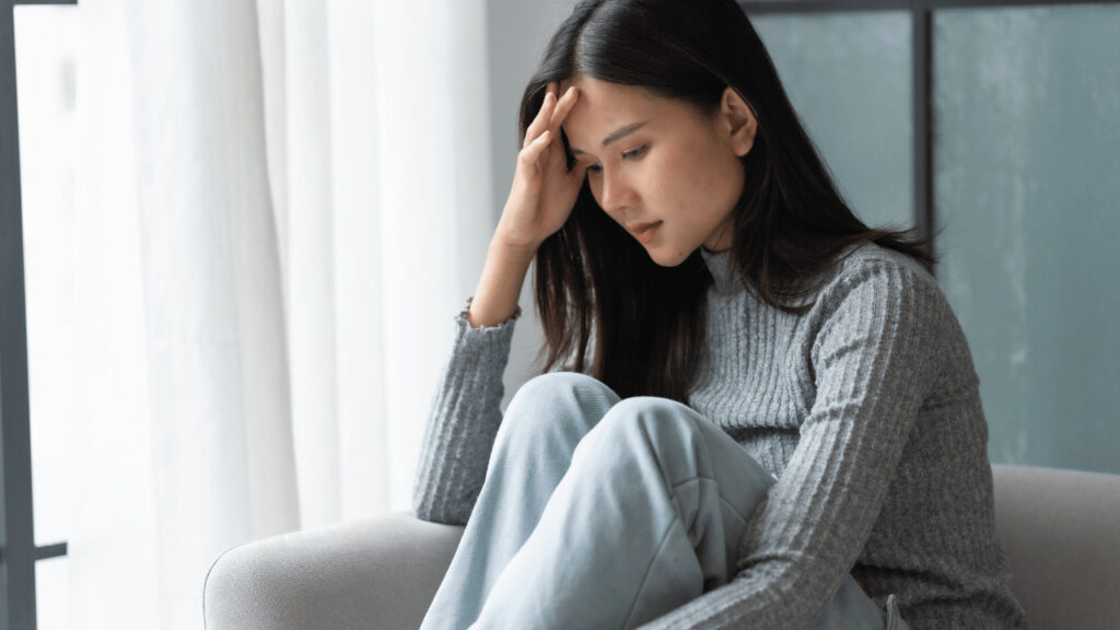 頭を抱えている女性