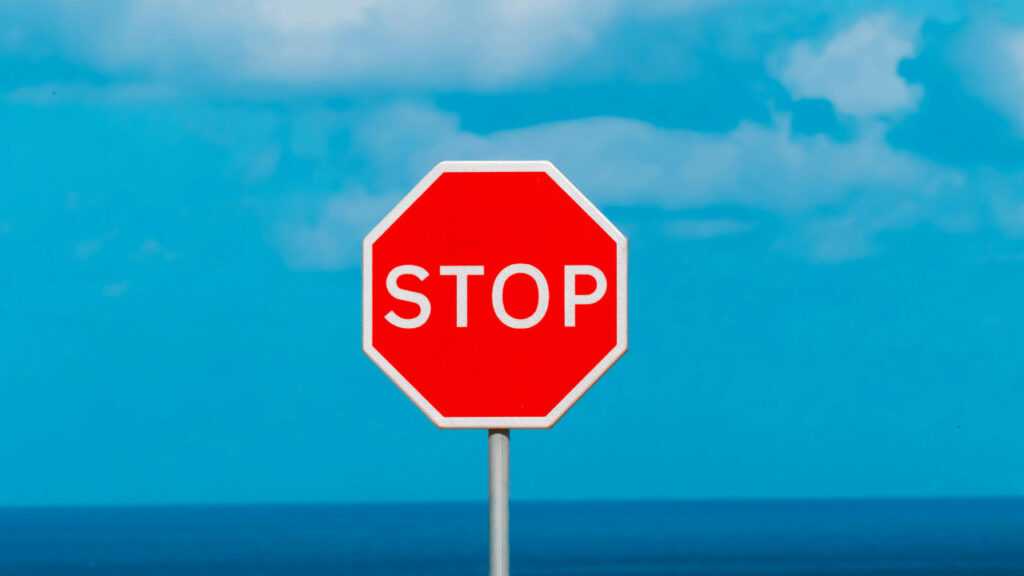 stopと書かれた標識