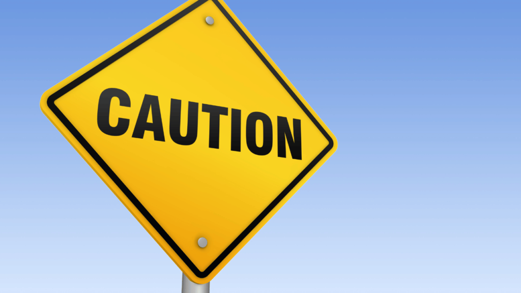 cautionと書かれた標識